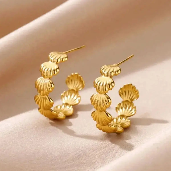 NOORI Shell Scallop C-Hoop Earrings 18K Gold Plated
